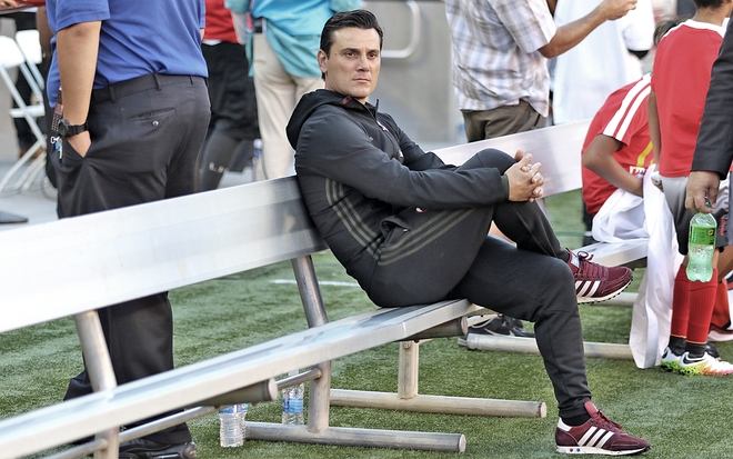 Montella seduto in panchina